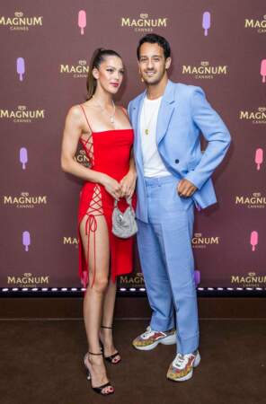 Iris Mittenaere dévoile son sublime jeu de jambes dans une robe moulante rouge ajourée lors de la soirée Magnum à Cannes, le 19 mai 2022