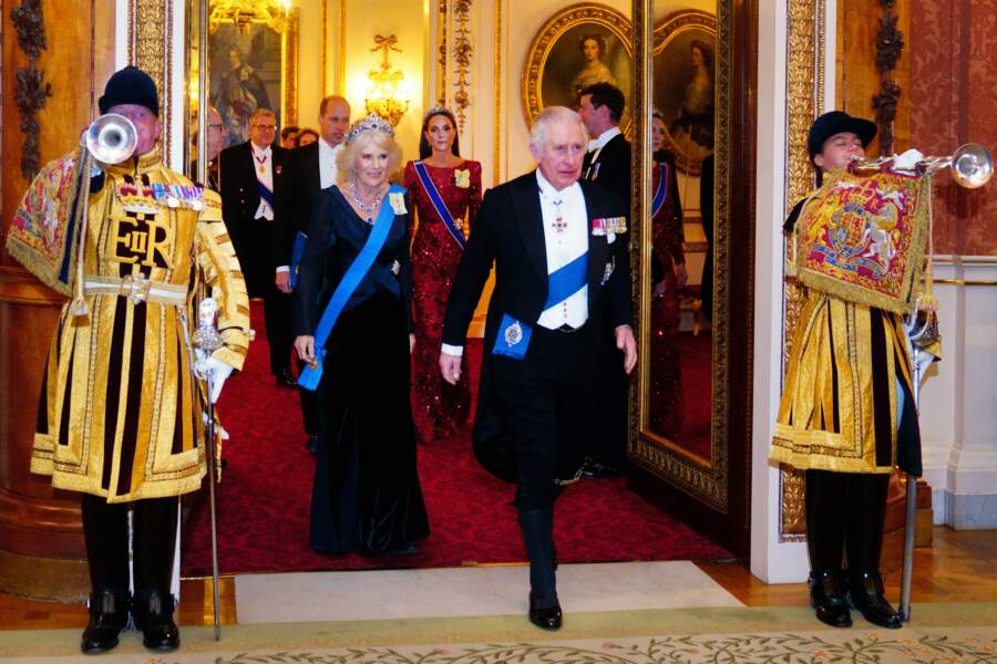 La reine consort arborait une magnifique robe bleu marine de la marque Anna Valentine qu'elle avait déjà porté en 2003