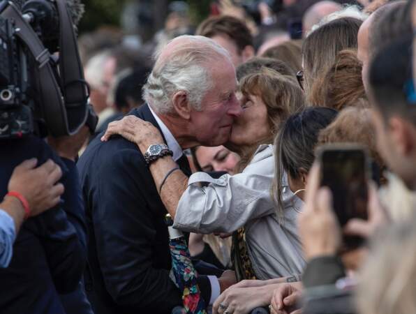 Une Britannique embrasse le roi Charles III devant Buckingham Palace, au lendemain de la mort de la reine.