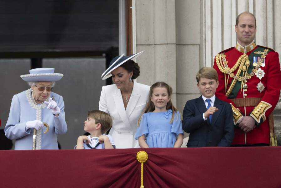 Les membres de la famille royale saluent la foule depuis le balcon du Palais de Buckingham à Londres.