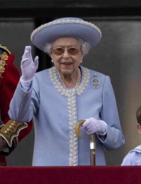La reine regarde le défilé Trooping the Colour depuis le balcon du palais de Buckingham à Londres.