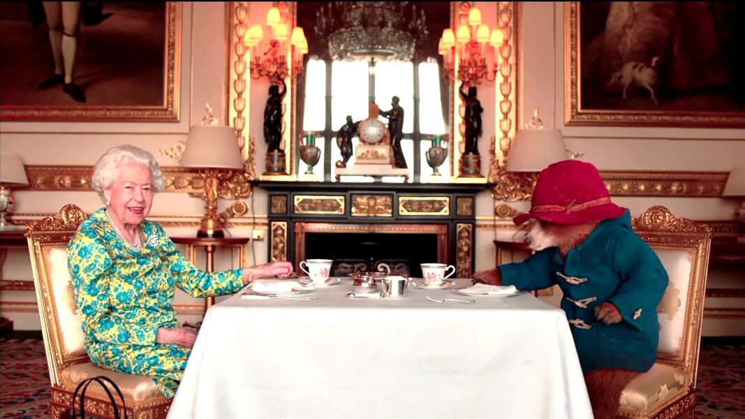 La reine Elisabeth (Elizabeth) II d'Angleterre prend le thé avec l'ours Paddington dans une vidéo diffusée en ouverture du concert de son jubilé de platine