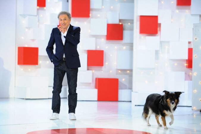Michel Drucker et sa chienne Izia sur le plateau de l'émission Vivement dimanche