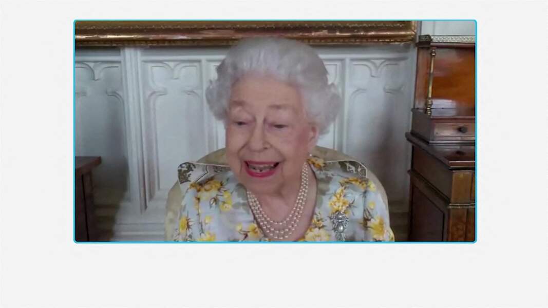 La reine Elisabeth II d’Angleterre inaugure l'unité Queen Elizabeth du Royal London Hospital par vidéoconférence.
