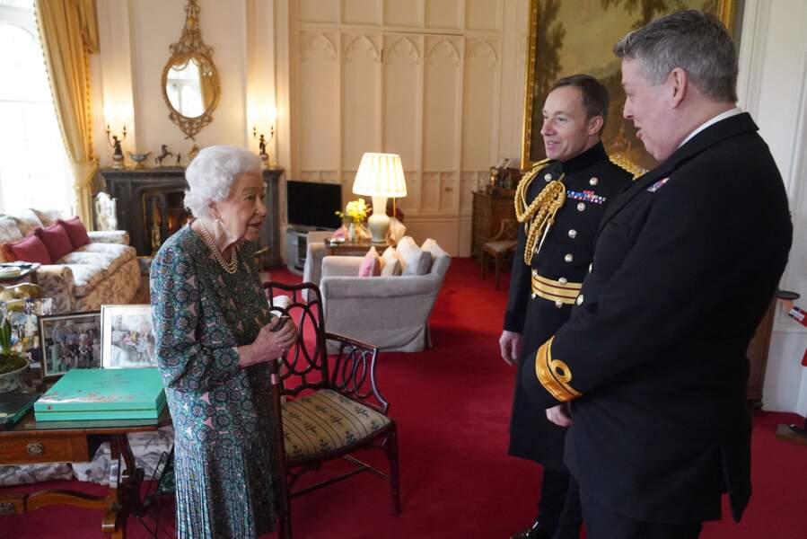 La reine Elisabeth II d'Angleterre en audience au château de Windsor.