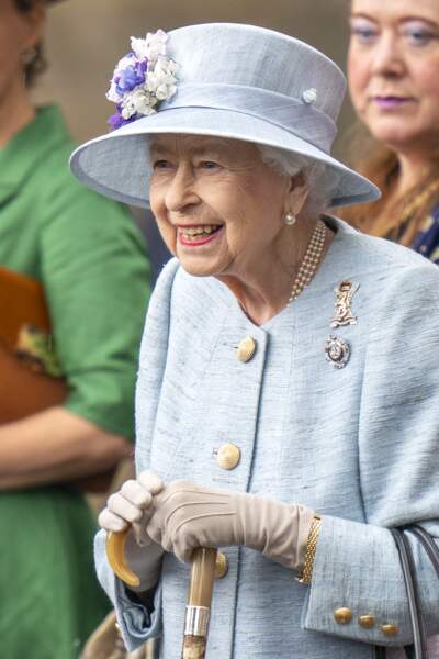La reine Elisabeth II d’Angleterre, accompagnée du comte et de la comtesse de Wessex, assiste à la cérémonie des clés sur le parvis du palais de Holyroodhouse à Édimbourg