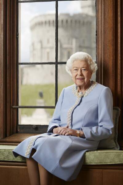 Portrait officiel de la reine Elisabeth II d'Angleterre à l'occasion de son jubilé de platine.