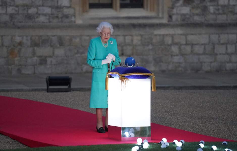 La reine Elisabeth II d'Angleterre au château de Windsor pour le lancement des illuminations de plus de 3500 lumières à travers le pays pour honorer son règne de 70 ans, son jubilé de platine.