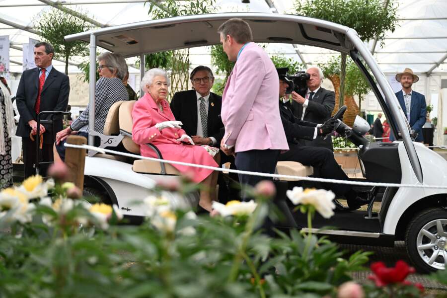 La reine Elisabeth II d’Angleterre assiste à l'exposition florale "RHS Chelsea Flower Show" au Royal Hospital à Londres.