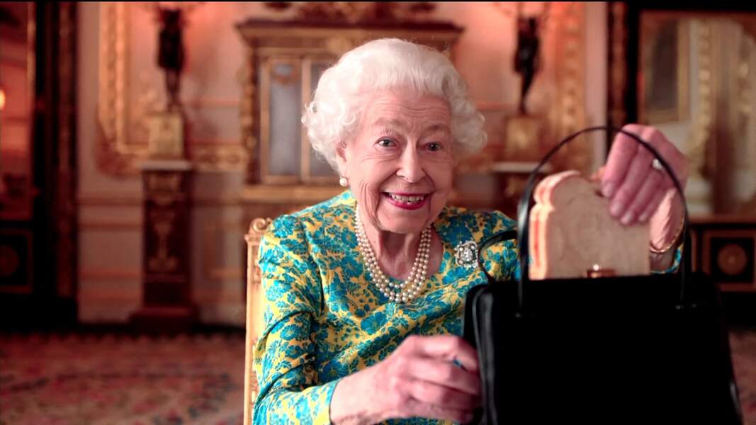 La reine Elisabeth II d'Angleterre prend le thé avec l'ours Paddington dans une vidéo diffusée en ouverture du concert de son jubilé de platine.