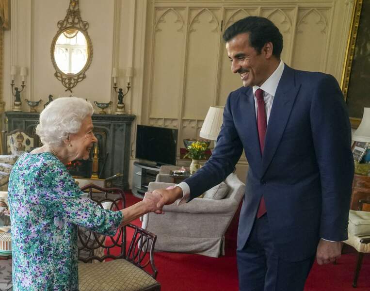 La reine Elisabeth II d'Angleterre reçoit l'émir du Qatar, le cheikh Tamim ben Hamad Al Thani au château de Windsor.