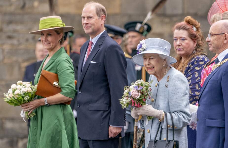 La reine Elisabeth II d’Angleterre, accompagnée du comte et de la comtesse de Wessex, assiste à la cérémonie des clés sur le parvis du palais de Holyroodhouse à Édimbourg