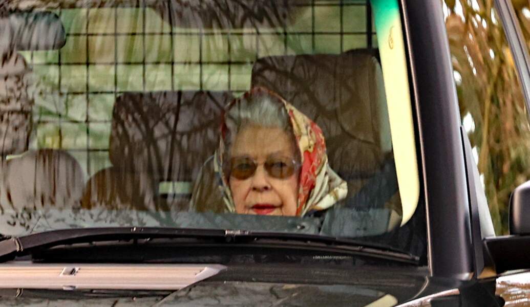 La reine Elisabeth II d'Angleterre en voiture à la sortie de la résidence royale Sandringham House.
