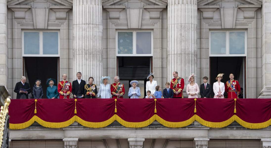 Les membres de la famille royale regardent le défilé Trooping the Colour depuis le balcon du palais de Buckingham à Londres lors des célébrations du jubilé de platine de la reine.