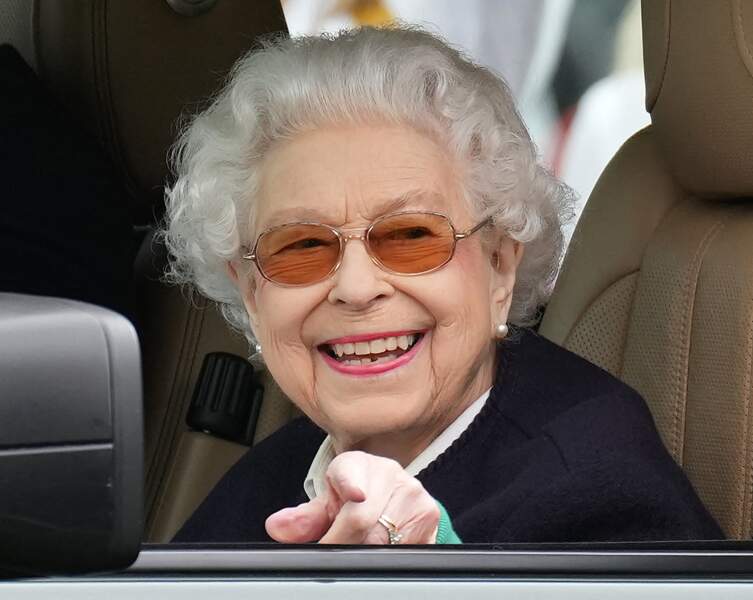 La reine Elisabeth II d’Angleterre arrive au "Royal Windsor Horse Show" dans sa voiture