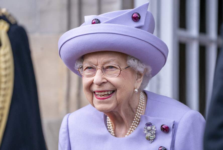 La reine Elizabeth II assiste à un défilé de loyauté des forces armées dans les jardins du palais de Holyroodhouse, à Edimbourg