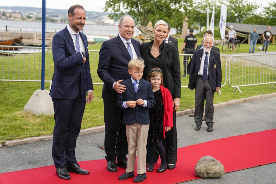 Le prince Haakon de Norvège, le prince Albert II de Monaco, la princesse Charlene, le prince Jacques et la princesse Gabriella lors de l'inauguration de l’exposition "Sailing the Sea of Science, Scientist and explore", le 22 juin 2022, à Oslo. 