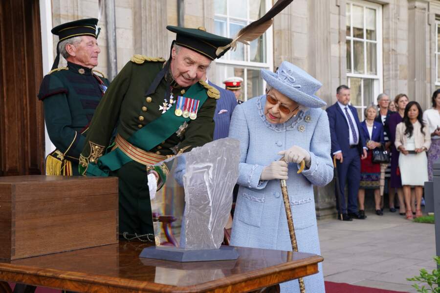 La reine Elizabeth II d’Angleterre assiste à la parade de la Royal Company of Archers dans les jardins du palais de Holyroodhouse à Édimbourg