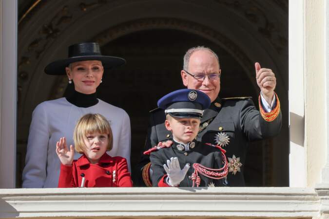 Ce samedi 10 décembre, le prince héréditaire Jacques et la princesse Gabriella de Monaco fêtent leur huitième anniversaire. Ici, ils sont entourés de leurs parents, Charlène et Albert II de Monaco, lors des célébrations de la fête nationale à Monaco, le 19 novembre 2022.