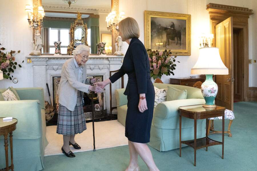 La reine Elizabeth II d’Angleterre reçoit Liz Truss, nouvelle Première ministre britannique, à Balmoral, le 7 septembre 2022. Ce sera la dernière photo de la reine d'Angleterre.
