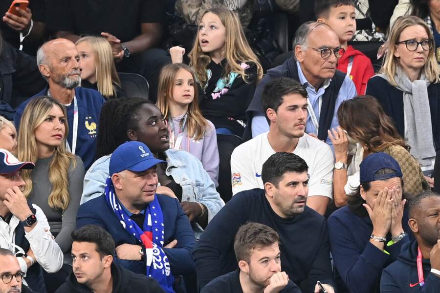 Dylan Deschamps et sa compagne Mathilde Cappelaere, avec les familles de l'équipe de France, en tribune du match de football de quart de finale opposant la France à l’Angleterre lors de la coupe du Monde (FIFA 2022) au stade Al Bayt à Al Khor au Qatar, le 10 décembre 2022