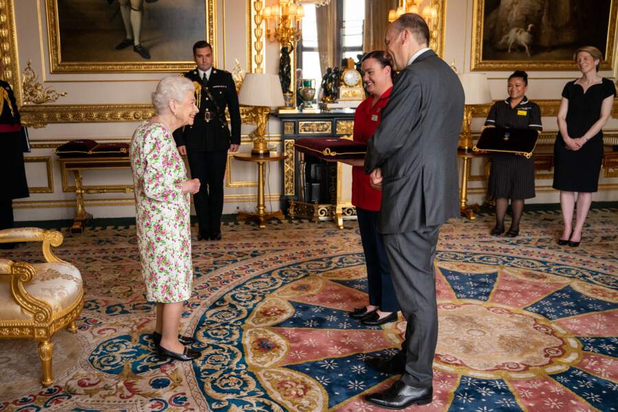 La reine Elizabeth II d’Angleterre, accompagnée du prince Charles, prince de Galles, lors d'une audience au château de Windsor