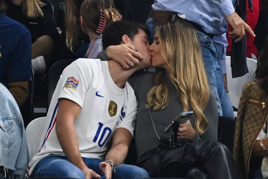 Tendre baiser entre Dylan Deschamps et sa compagne Mathilde Cappelaere en tribune du match de football de quart de finale opposant la France à l’Angleterre lors de la coupe du Monde (FIFA 2022) au stade Al Bayt à Al Khor au Qatar, le 10 décembre 2022