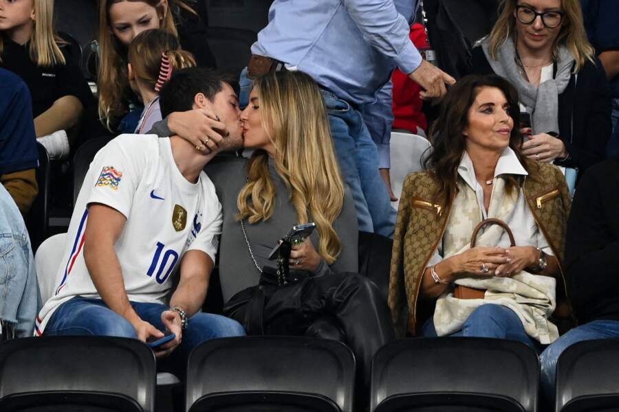 Dylan Deschamps et sa compagne Mathilde Cappelaere se sont embrassés langoureusement dans les tribunes du match de football de quart de finale opposant la France à l’Angleterre lors de la coupe du Monde (FIFA 2022) au stade Al Bayt à Al Khor au Qatar, le 10 décembre 2022