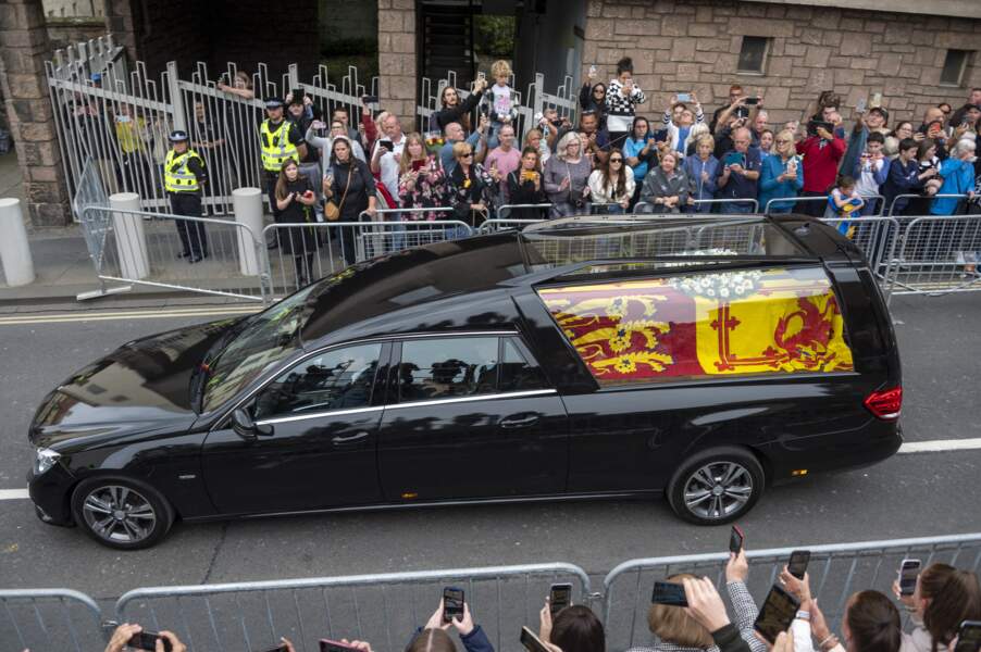 Arrivée du cercueil de la reine Elizabeth II d'Angleterre à Edimbourg