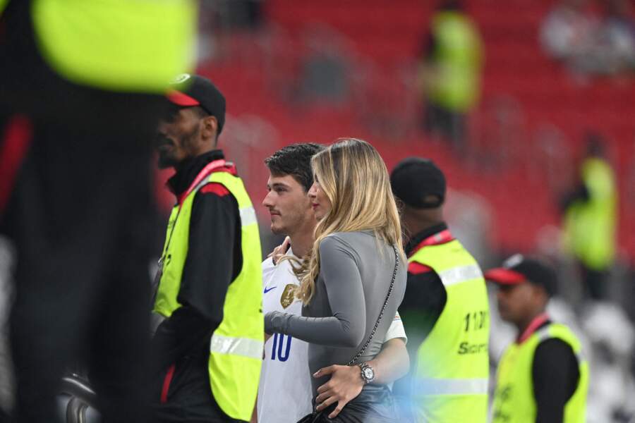 Dylan Deschamps et sa compagne Mathilde Cappelaere en tribune du match de football de quart de finale opposant la France à l’Angleterre lors de coupe de Monde au stade Al Bayt à Al Khor au Qatar, le 10 décembre 2022