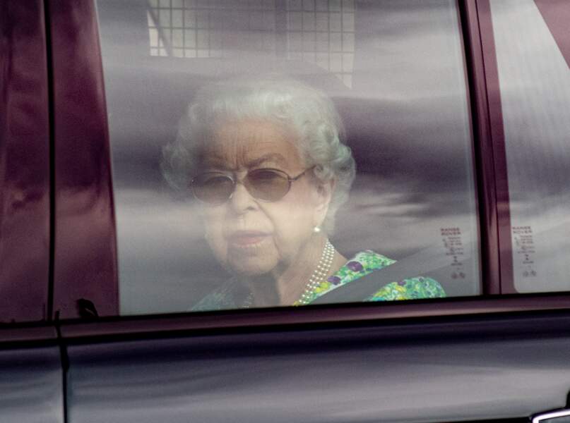 La reine Elizabeth II d'Angleterre à la sortie du château de Windsor, qu'elle ne reverra plus