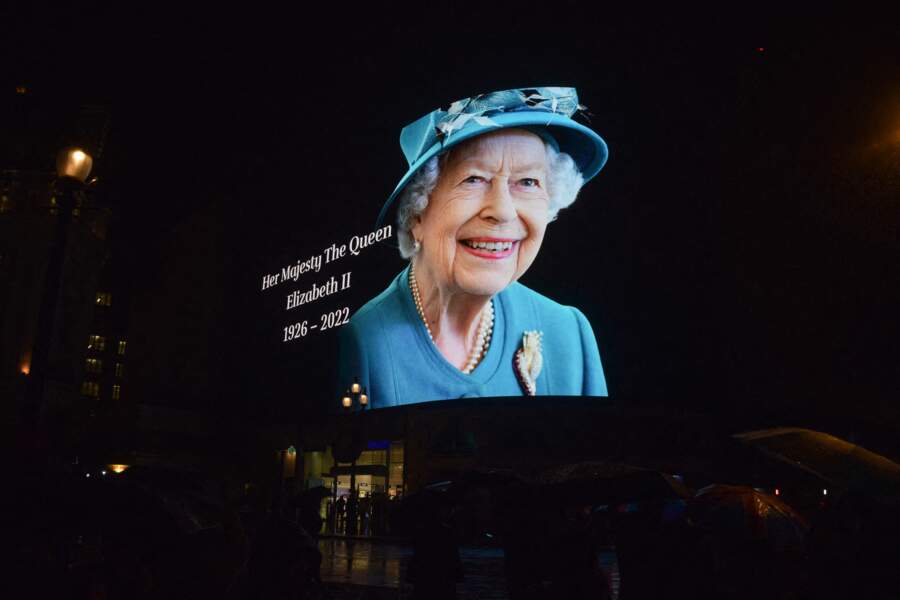 Hommages devant le palais de Buckingham et dans les rues de Londres, suite à l'annonce du décès de la reine Elisabeth II d'Angleterre
