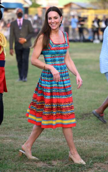 Kate Middleton fait preuve d'originalité avec une robe à bretelle de la marque Willow Hilson Vintage, le 22 mars 2022