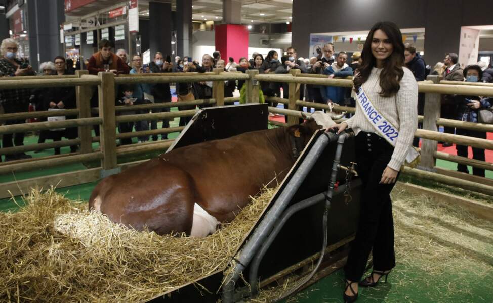 Diane Leyre, Miss France 2022 a visité le Salon international de l'agriculture au parc des expositions Paris Expo Porte de Versailles à Paris, le 2 mars 2022