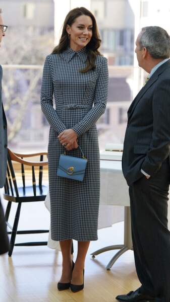 Kate Middleton est coquette avec une robe cintrée au motif pied de poule à Boston, le 2 décembre 2022