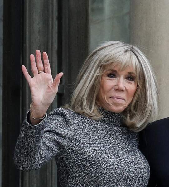 Brigitte Macron troque son balayage pour des mèches blondes au palais de l'Elysée à Paris, le 12 décembre 2022