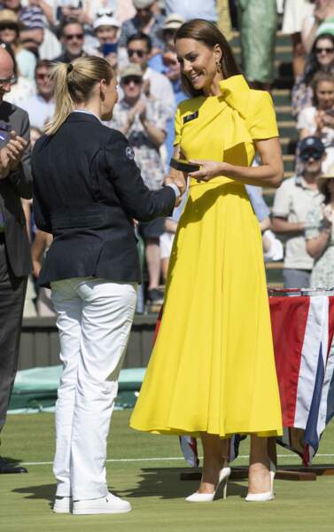 Kate Middleton porte une robe sur-mesure jaune vif de la marque Roksanda à la finale du tournoi de Wimbledon, le 9 juillet 202