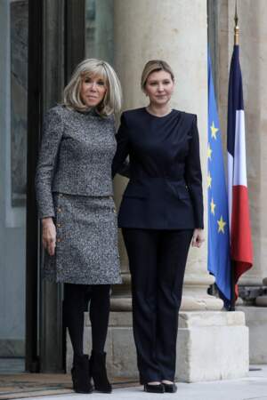 Brigitte Macron est élégante avec  des collants opaques noirs à Paris, le 12 décembre 2022