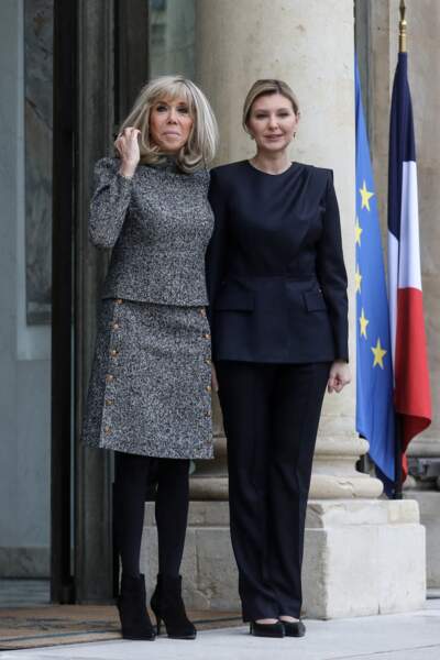 Brigitte Macron enfile une paire de bottines noires au palais de l'Elysée à Paris, le 12 décembre 2022