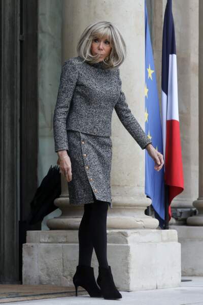 Pour faire ressortir ses jolis yeux bleus, Brigitte Macron mise sur des cheveux méchés à Paris, le 12 décembre 2022