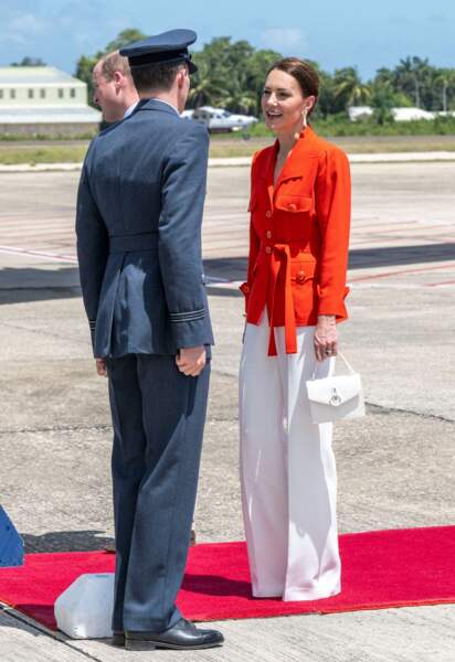 Kate Middleton aime le style working girl. Par exemple, elle mixe un pantalon large blanc à une veste orangée Saint Laurent vintage, le 22 mars 2022