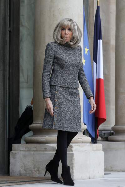 Brigitte Macron montre qu'elle aime le tweed au palais de l'Elysée à Paris le 12 décembre 2022