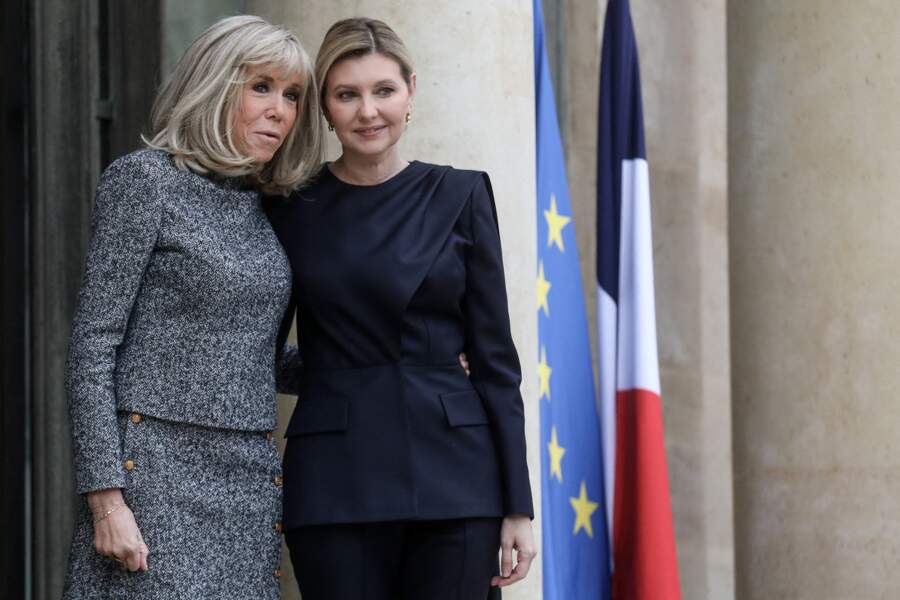Brigitte Macron enfile une robe en tweed pour recevoir la Première dame de l'Ukraine Olena Zelenska au palais de l'Elysée à Paris, le 12 décembre 2022