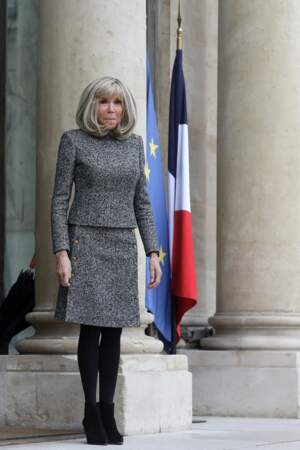 Brigitte Macron préfère le brushing volumineux et rentré à l'intérieur à Paris, le 12 décembre 2022