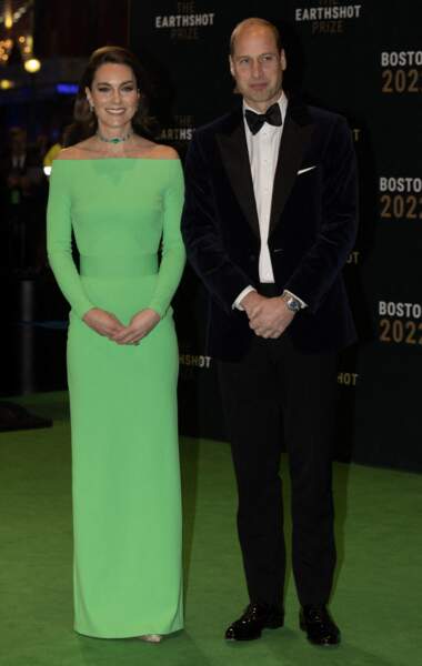Kate Middleton porte à nouveau une robe verte aux épaules dénudées de la marque Solace London à Boston, le 2 décembre 2022