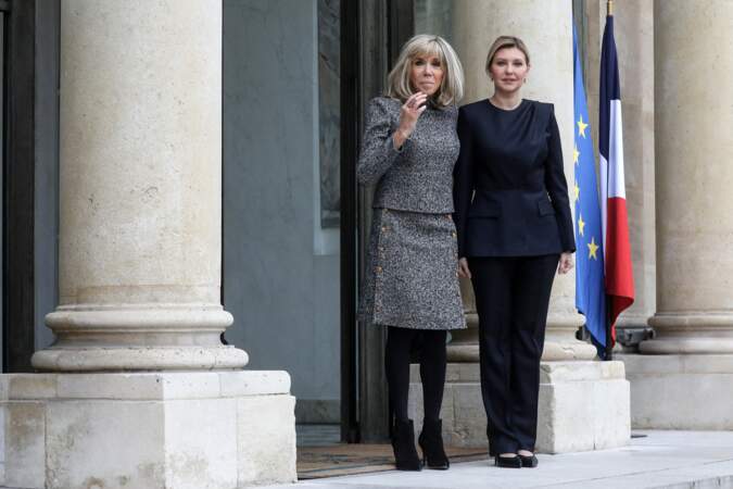 Brigitte Macron s'inscrit parfaitement dans les tendances beauté automne/hiver 2022. Puisqu'elle craque pour une coupe courte, un carré.