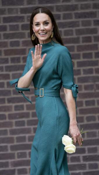Kate Middleton vient ceinturer sa  robe à la taille à Londres, le 4 mai 2022