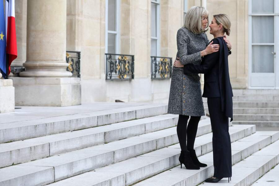 Connue pour sa coquetterie, Brigitte Macron soigne sa venue pour recevoir la première dame de l'Ukraine Olena Zelenska au palais de l'Elysée à Paris, le 12 décembre 2022