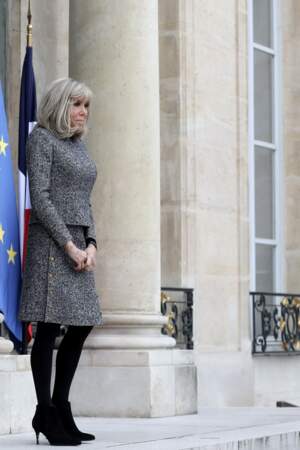 Sans son époux Emmanuel Macron, Brigitte Macron accueille seule la Première dame de l'Ukraine Olena Zelenska au palais de l'Elysée à Paris le 12 décembre 2022