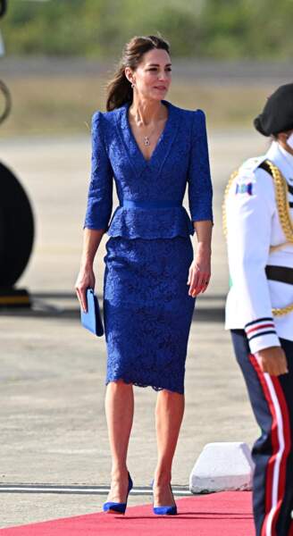 Kate Middleton est illuminante avec un ensemble bleu roi Jenny Packham à Belize, le 19 mars 2022